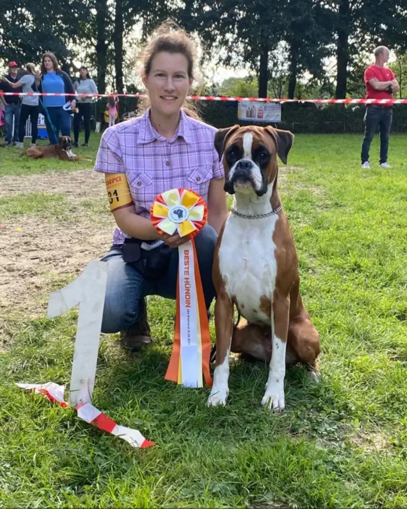 Tierärztin Cornelia Martina Bauer mit Hund bei Preisverleihung